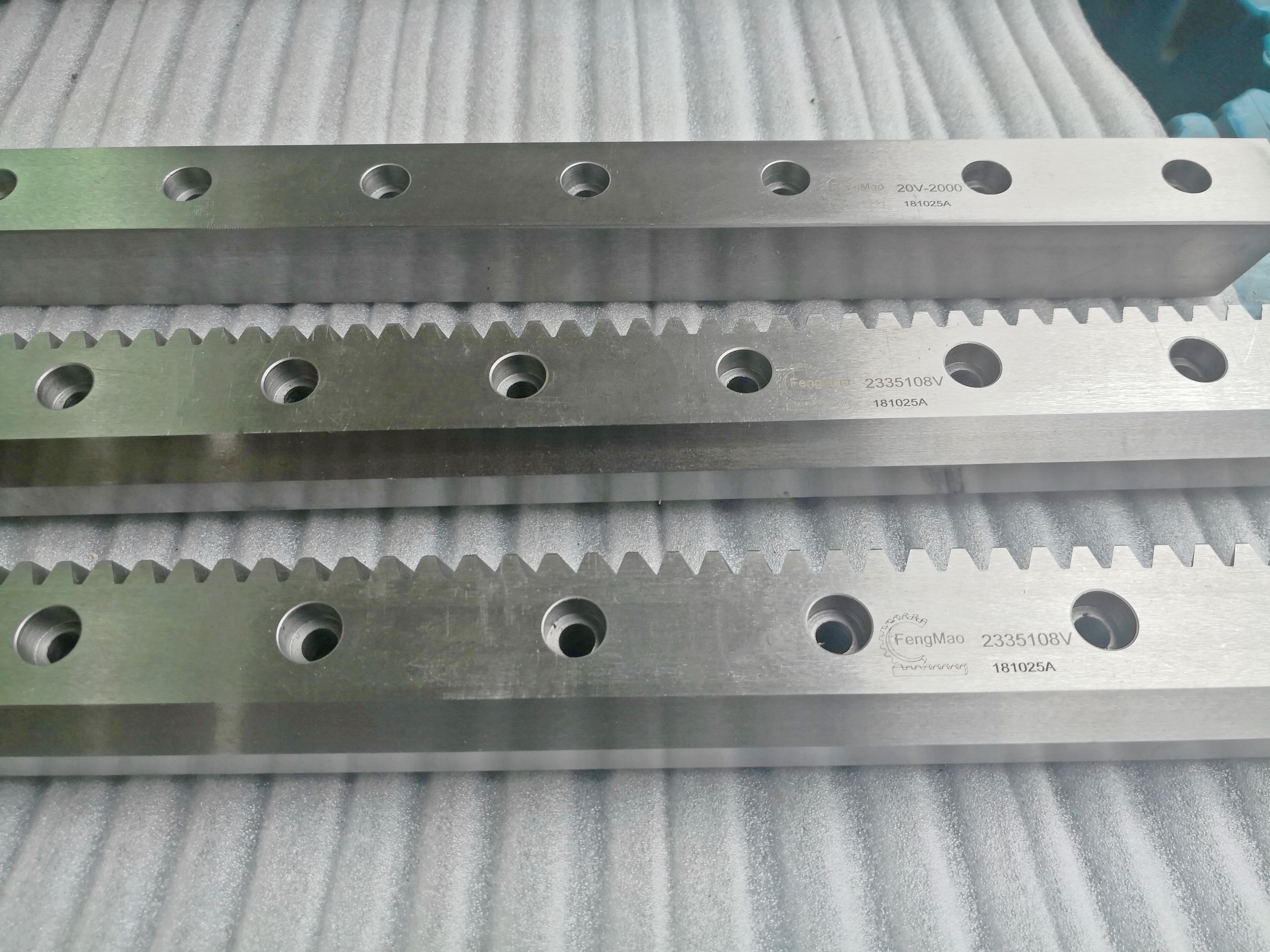 V型導(dǎo)軌斜齒條DIN7級